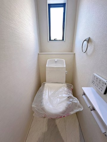 新築戸建・新築建売　福島市大森鶴巻第2　大森小・信夫中のトイレ|白を基調としており小窓で換気ができるので清潔感のある空間。ペーパーホルダーが2つあるのも便利です！