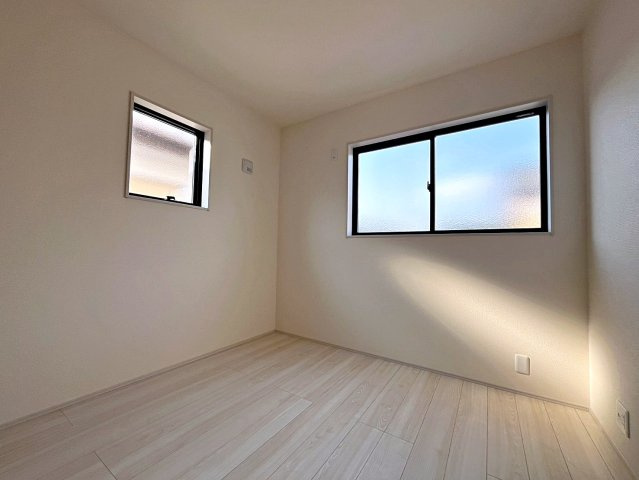 新築戸建・新築建売　福島市大森鶴巻第2　大森小・信夫中の洋室|5帖の洋室は北側の窓から一定した柔らかい光が入り、PC作業や読書などにも最適なお部屋です！