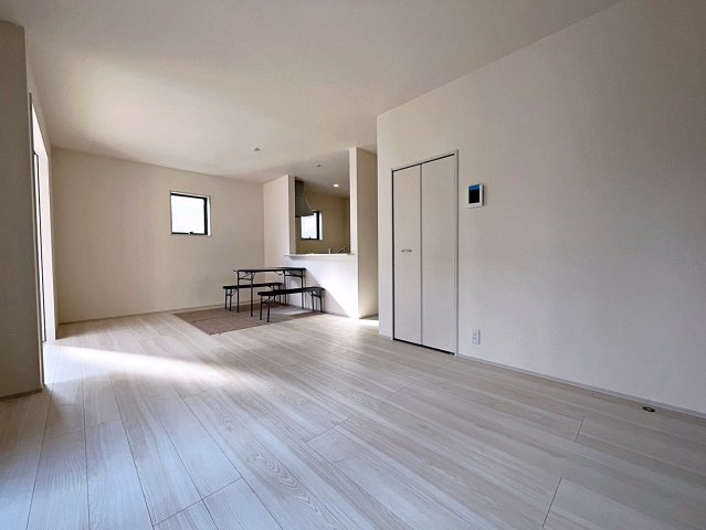新築戸建・新築建売　福島市大森鶴巻第2　大森小・信夫中の居間・リビング|LDKは17.2帖でゆとりのある家族が集うくつろぎの空間です！