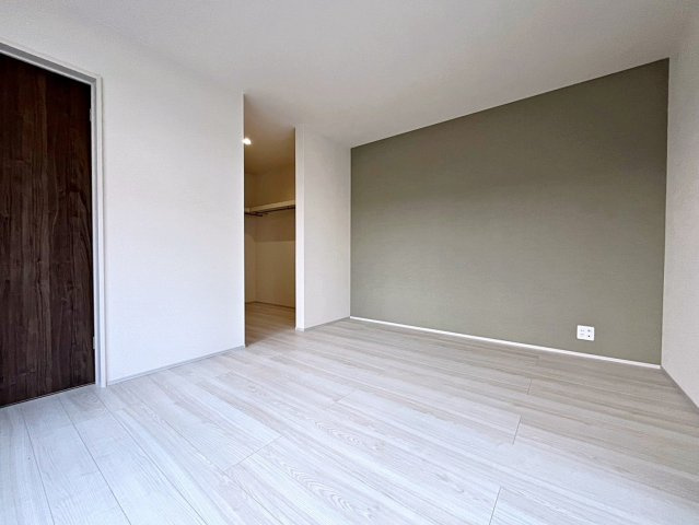新築戸建・新築建売　福島市大森鶴巻第2　大森小・信夫中の洋室|7.8帖の洋室はアクセントクロスがおしゃれでWIC付きの収納豊富なお部屋です。