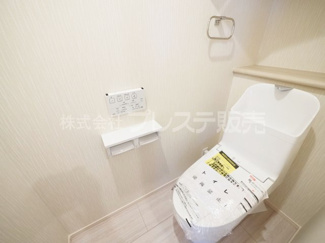 【トイレ】 | 奈良市西ノ京町丁目の新築一戸建 全３区画 | 現地写真（号地１階トイレ）温水洗浄便座を標準装備！