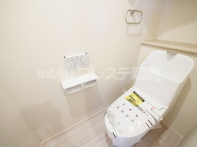 【トイレ】 | 奈良市西ノ京町丁目の新築一戸建 全３区画 | 現地写真（号地１階トイレ）温水洗浄便座を標準装備！
