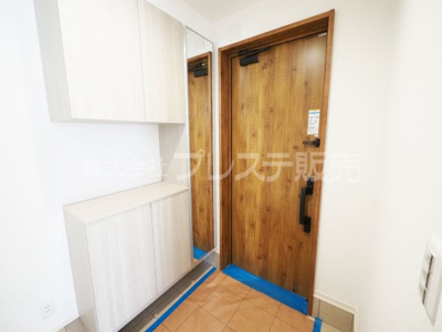 【玄関】 | 奈良市西ノ京町丁目の新築一戸建 全３区画 | 現地写真（１号地玄関）電子ロック＆ディンプルキー！玄関収納のある玄関です♪
