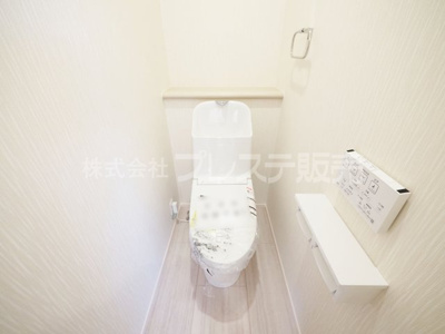 【トイレ】 | 奈良市西ノ京町丁目の新築一戸建 全３区画 | 現地写真（１号地２階トイレ）温水洗浄便座を標準装備！