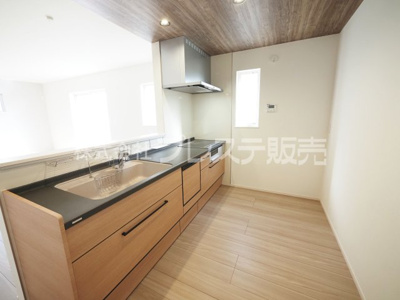 【キッチン】 | 奈良市西ノ京町丁目の新築一戸建 全３区画 | 現地写真（１号地キッチン）人気の対面キッチン♪食器洗い乾燥機を標準装備！