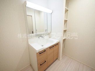 【洗面所】 | 奈良市西ノ京町丁目の新築一戸建 全３区画 | 現地写真（１号地洗面）シャワー付き洗面化粧台