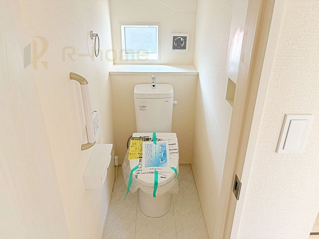土浦市小岩田東2丁目6期　新築戸建て　2号棟のトイレ|温水洗浄便座付きのトイレ。
トイレが２ヵ所設置で朝の忙しい時間でも安心です。