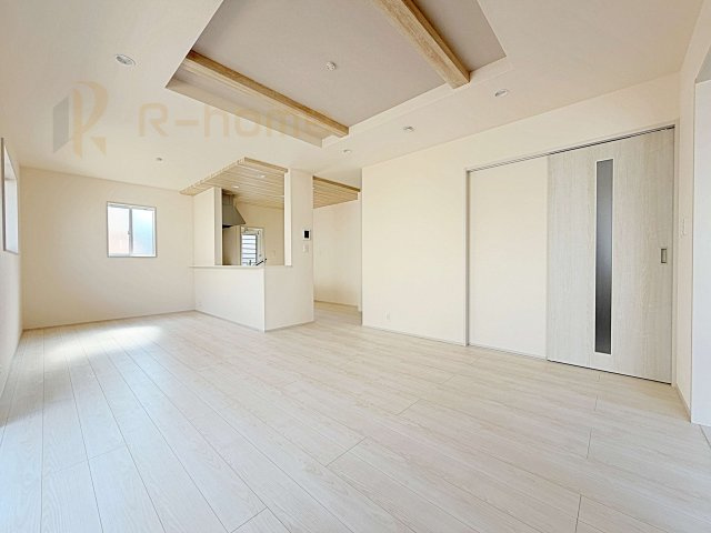 土浦市小岩田東2丁目6期　新築戸建て　2号棟の居間・リビング|広々としたLDK♪充分な広さがあり、ご家族でインテリアのレイアウトを考えるのも楽しみですね！
