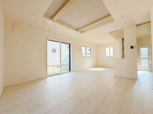 土浦市小岩田東2丁目6期　新築戸建て　2号棟の居間・リビング|広くてとっても明るいLDK♪ストック品などの収納に便利なパントリー付き♪