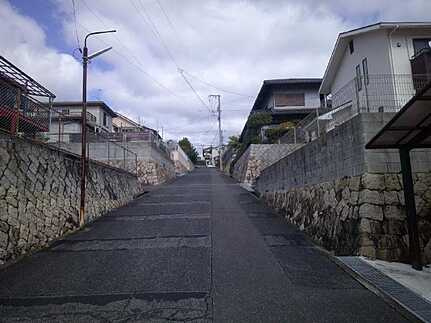 廿日市市物見西２丁目の前面道路含む現地写真