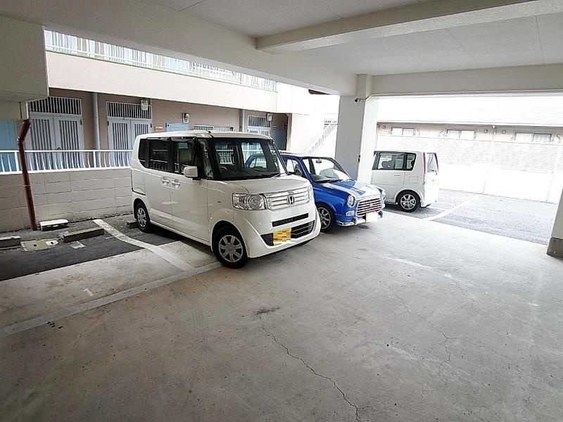 スターパレスの駐車場|敷地内、屋内駐車場スペース