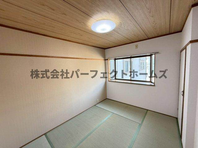 羊燈館メゾン香里園緑町の和室|畳の上でゆっくりとくつろげる和室です