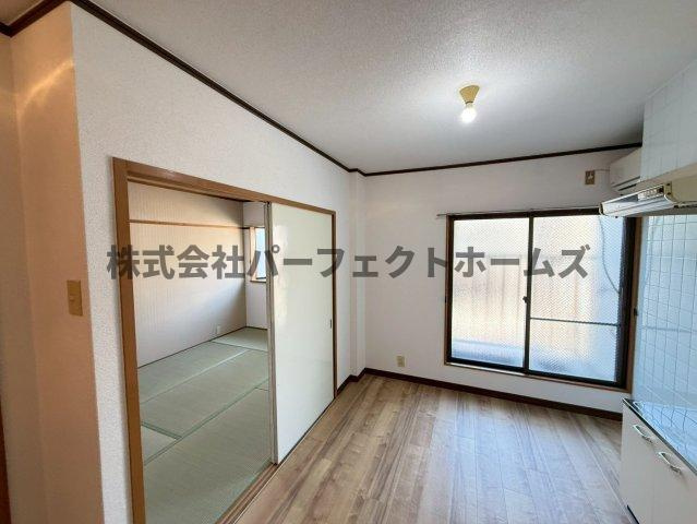 羊燈館メゾン香里園緑町の居間・リビング|居間です