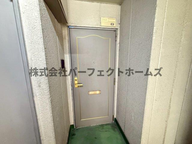 羊燈館メゾン香里園緑町の玄関|明るい玄関です
