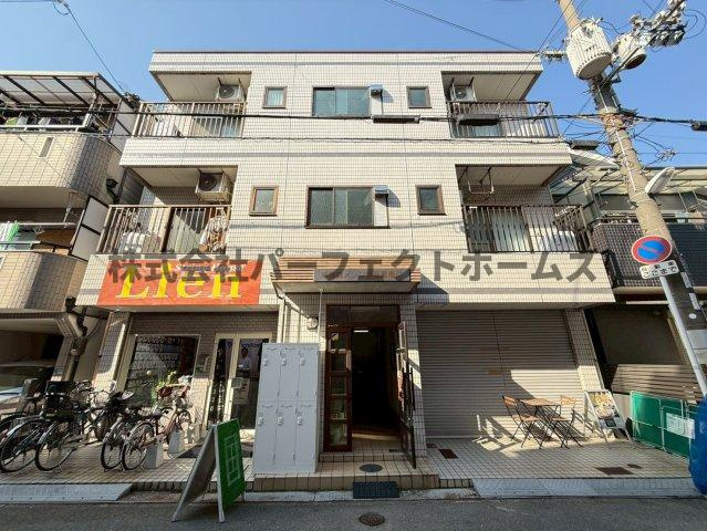 羊燈館メゾン香里園緑町のエントランス|ゆとりのあるエントランスです