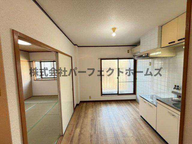 羊燈館メゾン香里園緑町の居間・リビング|ゆったりとしたリビングです