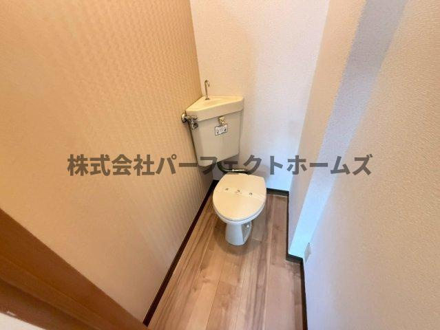 羊燈館メゾン香里園緑町のトイレ|ゆったりとした空間のトイレです