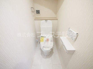 【トイレ】 | 奈良市西ノ京町丁目の新築一戸建 全３区画 | 現地写真（３号地１階トイレ）温水洗浄便座を標準装備！
