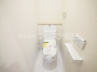 【トイレ】 | 奈良市西ノ京町丁目の新築一戸建 全３区画 | 現地写真（３号地２階トイレ）温水洗浄便座を標準装備！