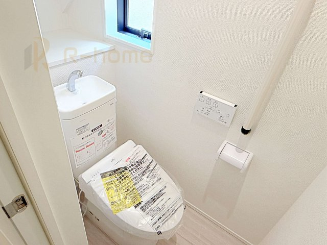 流山市名都借6期　新築戸建て　1号棟のトイレ|温水洗浄便座付きのトイレ。
トイレが２ヵ所設置で朝の忙しい時間でも安心です。