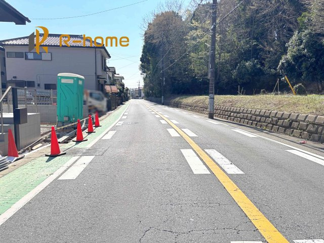 流山市名都借6期　新築戸建て　1号棟の前面道路含む現地写真|『今から見たい！』大歓迎です♪
お気軽にＲ－ｈomeまでお問い合わせください。