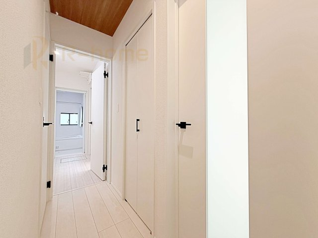 流山市名都借6期　新築戸建て　1号棟の収納|掃除用具などの収納に便利なホール収納付き！