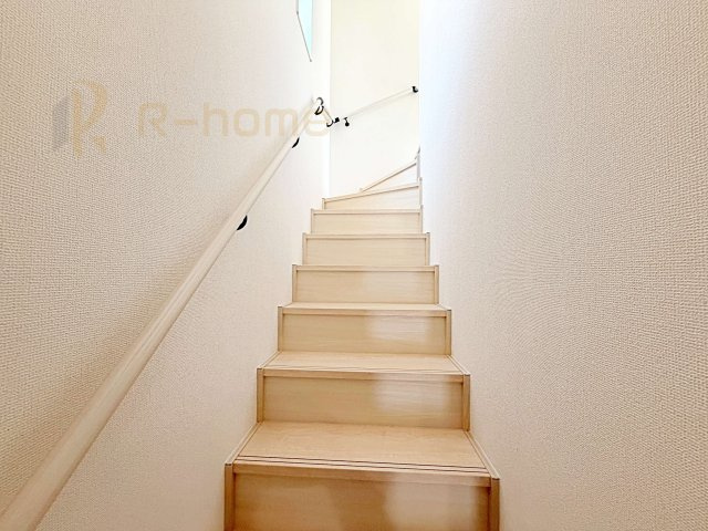 流山市名都借6期　新築戸建て　1号棟の内装|手すりのついた階段！
小さなお子様の利用も一安心です♪
