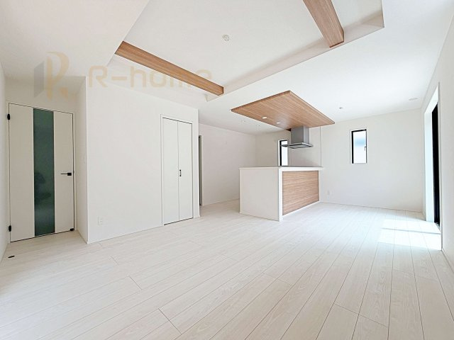 流山市名都借6期　新築戸建て　1号棟の居間・リビング|広くて明るいＬＤＫ♪ ゆったりくつろげるリビングスペースで、ご家族皆様の笑顔が溢れます。