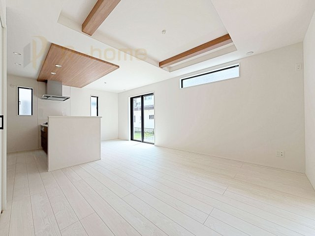 流山市名都借6期　新築戸建て　1号棟の居間・リビング|広くてとっても明るいLDK♪ストック品などの収納に便利なパントリー付き♪