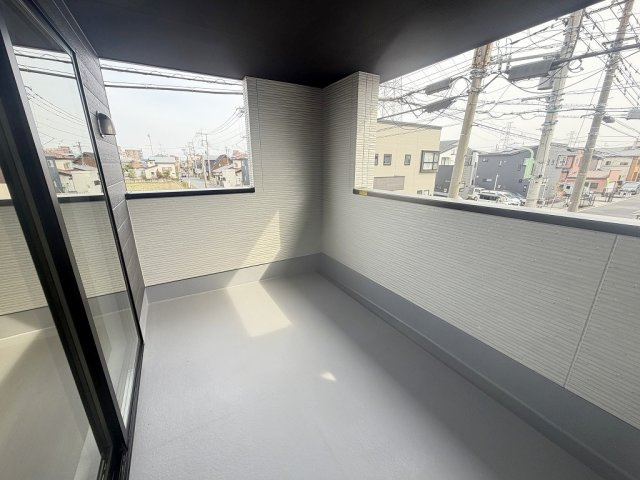 三郷市高州1丁目　新築戸建　全1棟のバルコニー|南向きのワイドバルコニーで洗濯物もたっぷり干せます