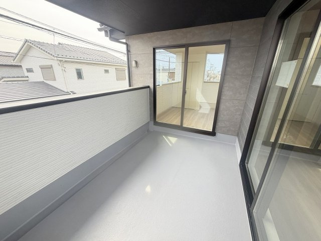 三郷市高州1丁目　新築戸建　全1棟のバルコニー|南向きのワイドバルコニーで洗濯物もたっぷり干せます