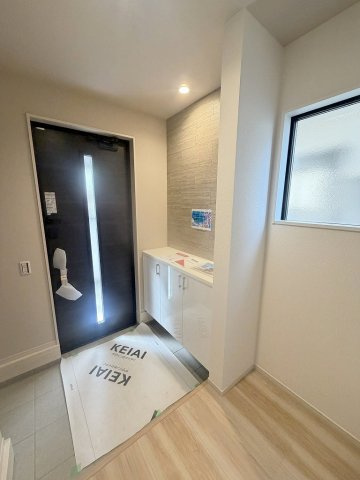 三郷市高州1丁目　新築戸建　全1棟の玄関|自然光が差し込む明るい窓付きの玄関です