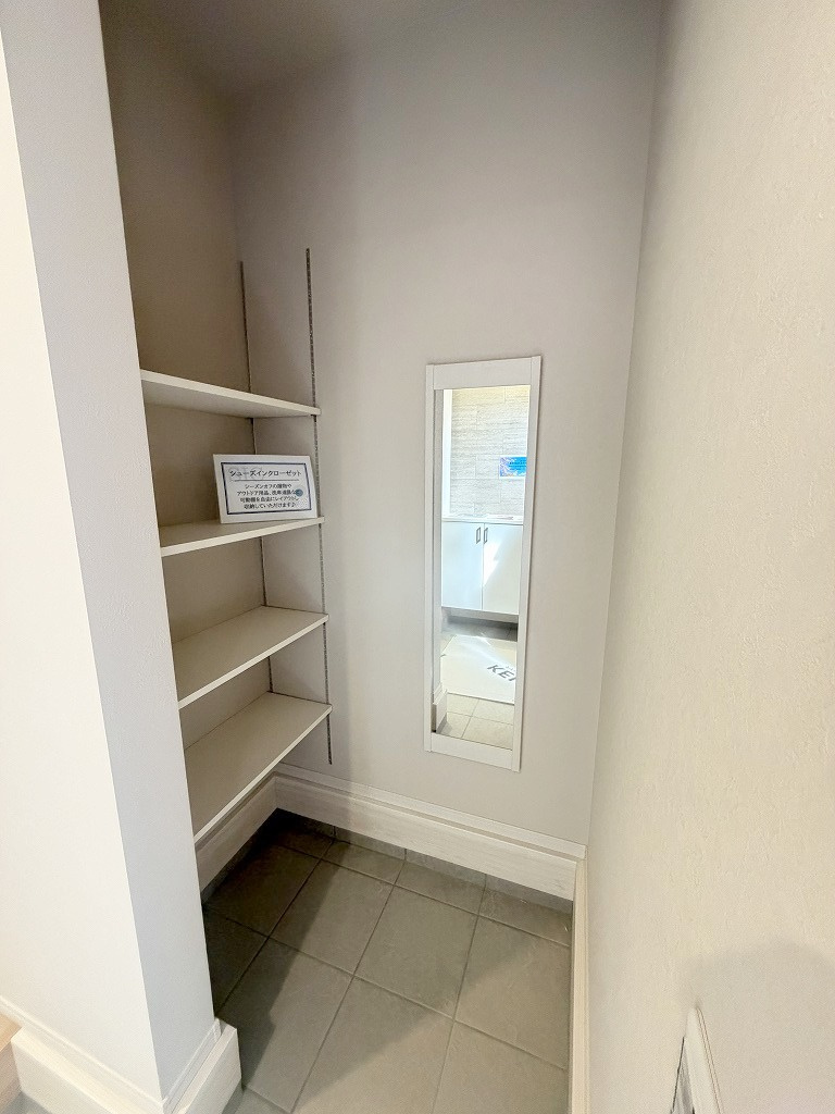 三郷市高州1丁目　新築戸建　全1棟の玄関|アウトドア用品やベビーカー置きに便利な土間収納