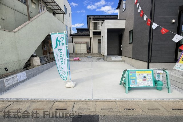三郷市高州1丁目　新築戸建　全1棟の駐車場|家族の車＋来客用にも便利な並列2台駐車
