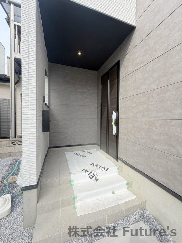 三郷市高州1丁目　新築戸建　全1棟の玄関|玄関アプローチです
