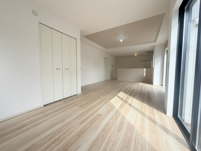 三郷市高州1丁目　新築戸建　全1棟の居間・リビング|子どもの遊びスペースも作れる21.5帖の広々としたリビングです