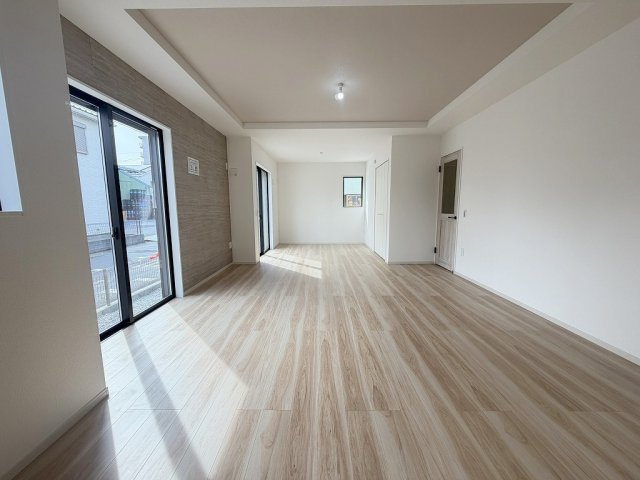 三郷市高州1丁目　新築戸建　全1棟の居間・リビング|キッチンからはリビング全体が見渡せます