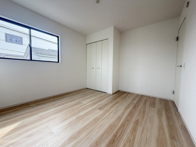 三郷市高州1丁目　新築戸建　全1棟の洋室|クローゼット付きの6.4帖の洋室・子供部屋としていかがでしょう
