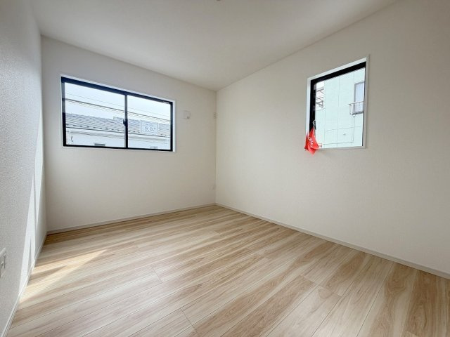 三郷市高州1丁目　新築戸建　全1棟の洋室|2面採光の明るい洋室9帖