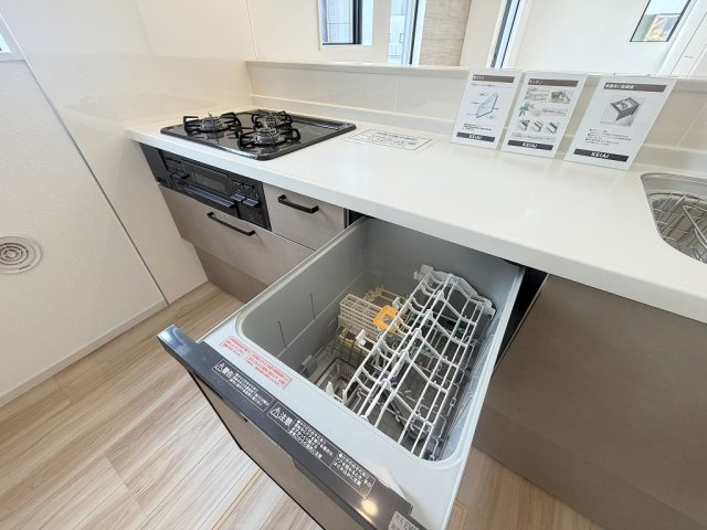 三郷市高州1丁目　新築戸建　全1棟のキッチン|家事の時短につながる食洗機付きです
