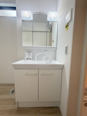 三郷市高州1丁目　新築戸建　全1棟の独立洗面台|三面鏡付きシャワードレッサーで朝の準備も快適