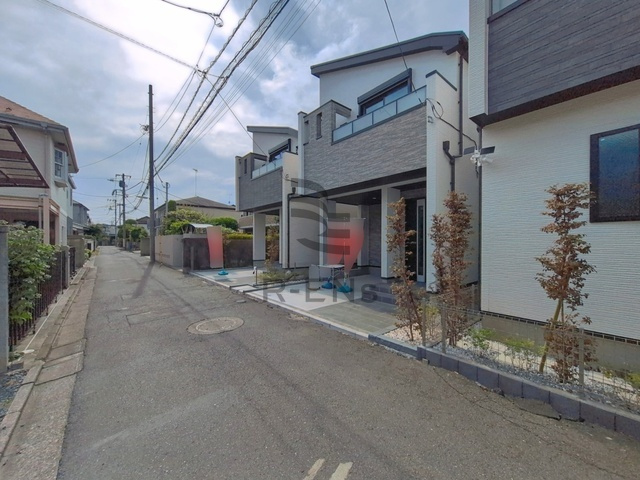 【前面道路含む現地写真】 | 練馬区下石神井４丁目　新築戸建て　B号棟 | 見通しもよく、落ち着いた住宅街でゆったり過ごせる住環境です