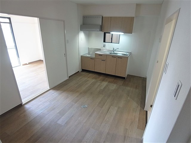 神戸市兵庫区荒田町３丁目の賃貸マンションの居間・リビング|ダイニングスペース、奇麗なフローリング