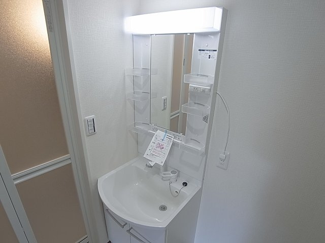 神戸市兵庫区荒田町３丁目の賃貸マンションの洗面所|シャワー付き洗面台、入替済です
