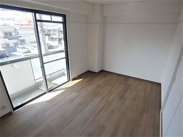 神戸市兵庫区荒田町３丁目の賃貸マンションの内装|明るい陽射し差し込む洋室