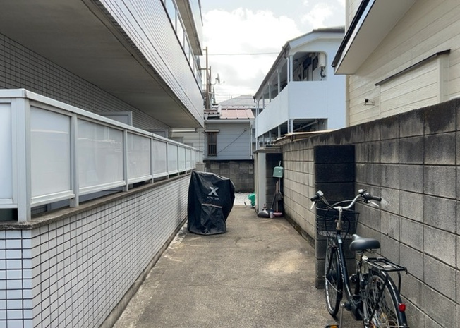 【庭】 | キャッスルマンション小田急相模原 | 物件によっては、入居者が個人的に使用できる専用庭がついているものもあります。また、住宅の中にある土間の部分を庭と呼ぶこともあります。庭の用途は住む人によって変わり、それによってデザインもさまざまです。