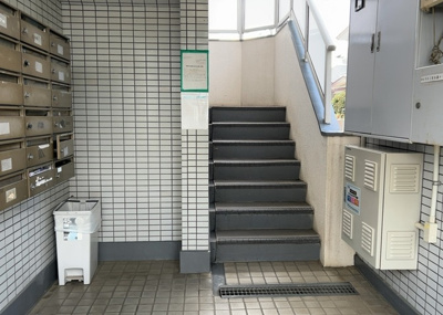 【エントランス】 | キャッスルマンション小田急相模原 | マンションのエントランスには、もともと風よけや防犯の役割がありますが、マンションによって宅配ボックスなどの設備が備わっている所もあります。日々の生活をイメージしながら生活しやすさをチェックしましょう。