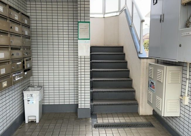 【エントランス】 | キャッスルマンション小田急相模原 | マンションのエントランスには、もともと風よけや防犯の役割がありますが、マンションによって宅配ボックスなどの設備が備わっている所もあります。日々の生活をイメージしながら生活しやすさをチェックしましょう。