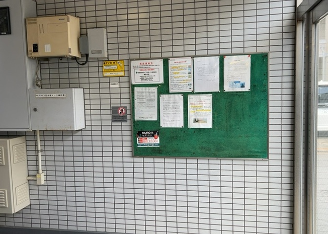 【ロビー】 | キャッスルマンション小田急相模原 | ラウンジは、マンションの共用スペースに椅子やテーブルなどを配置した利用者が寛げる空間です。屋内型ラウンジと屋外型ラウンジがあります。共用部分の管理状況と合わせて、詳細については現地でご確認ください。