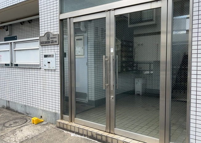 【受付】 | キャッスルマンション小田急相模原 | 受付はマンションコンシェルジュがいる場合もあれば、管理人が滞在する小部屋を総称して呼ぶことがあります。主にエントランスに設置されていることから、防犯面でも期待ができます。防犯設備がない場合はより安心！